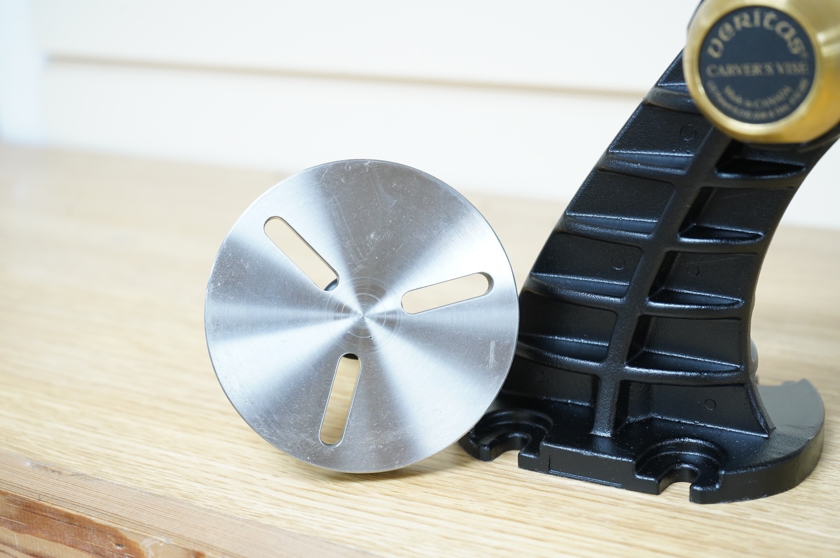 A boxed Veritas Tools wood carver’s vise (vice), (05G20.01) with paperwork